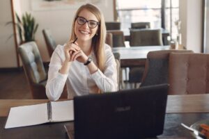 Read more about the article Prowadzenie działalności a praca na rzecz obecnego lub byłego pracodawcy