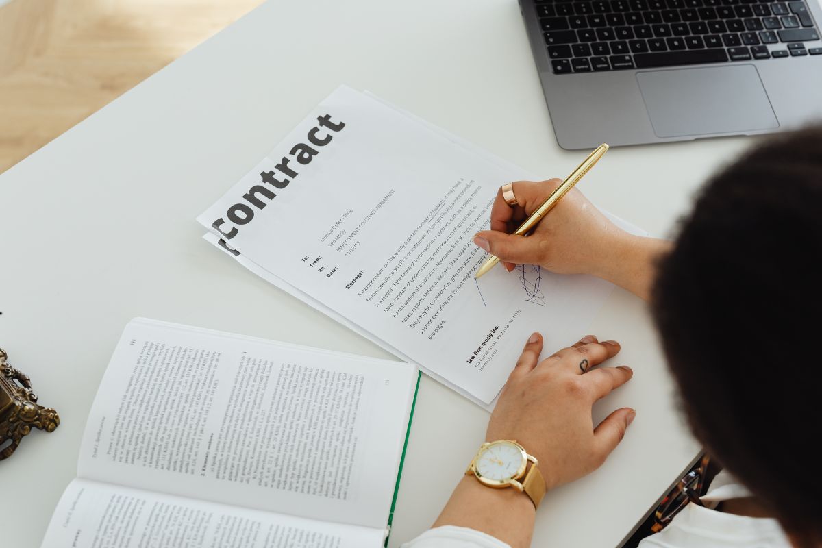 You are currently viewing Umowa o współpracy B2B a etat – różnice, zalety i wady dla przedsiębiorcy i pracownika